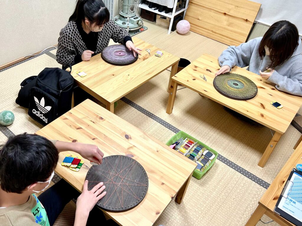 糸掛け曼荼羅の制作風景
